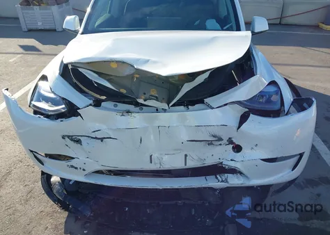 2025 Tesla Model Y Long Range Dual Motor Rear-Wheel Drive z USA, uszkodzony, nr VIN 7SAYGDED4SF281065